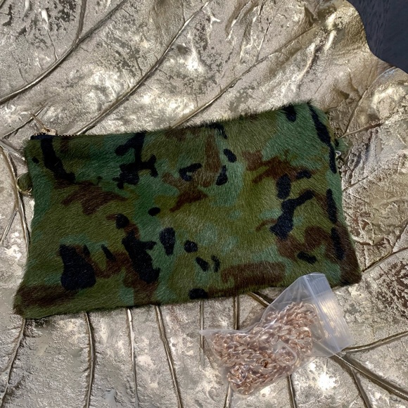 Emma Kelly & Me x Parker & Hyde Camo Crossbody - Picture 3 of 4